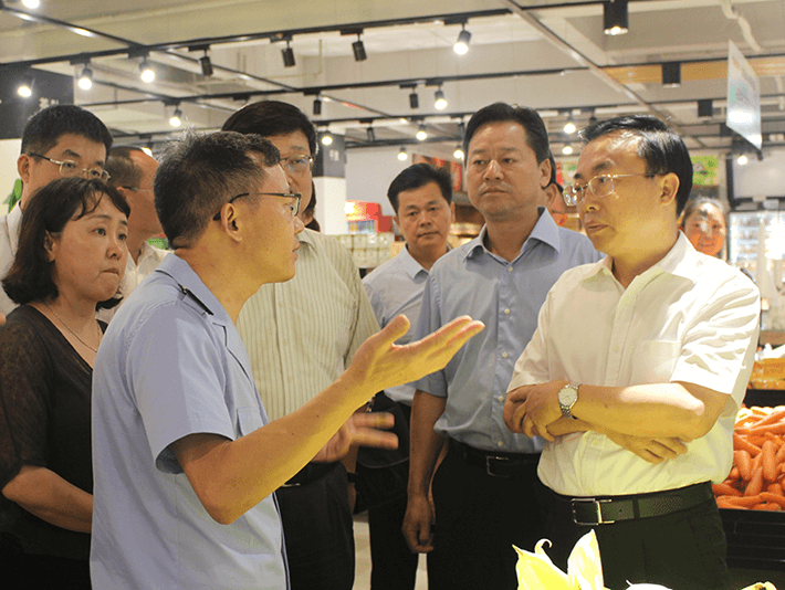 梅尼購物中心店迎來張家界市副市長李培其和市食藥局局長李步群等領導視察“放心肉菜示范門店“的創建工作及雙節商品儲備和食品安全工作